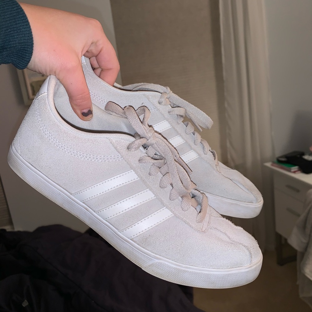 Adidas sneaker!! Women’s size 7